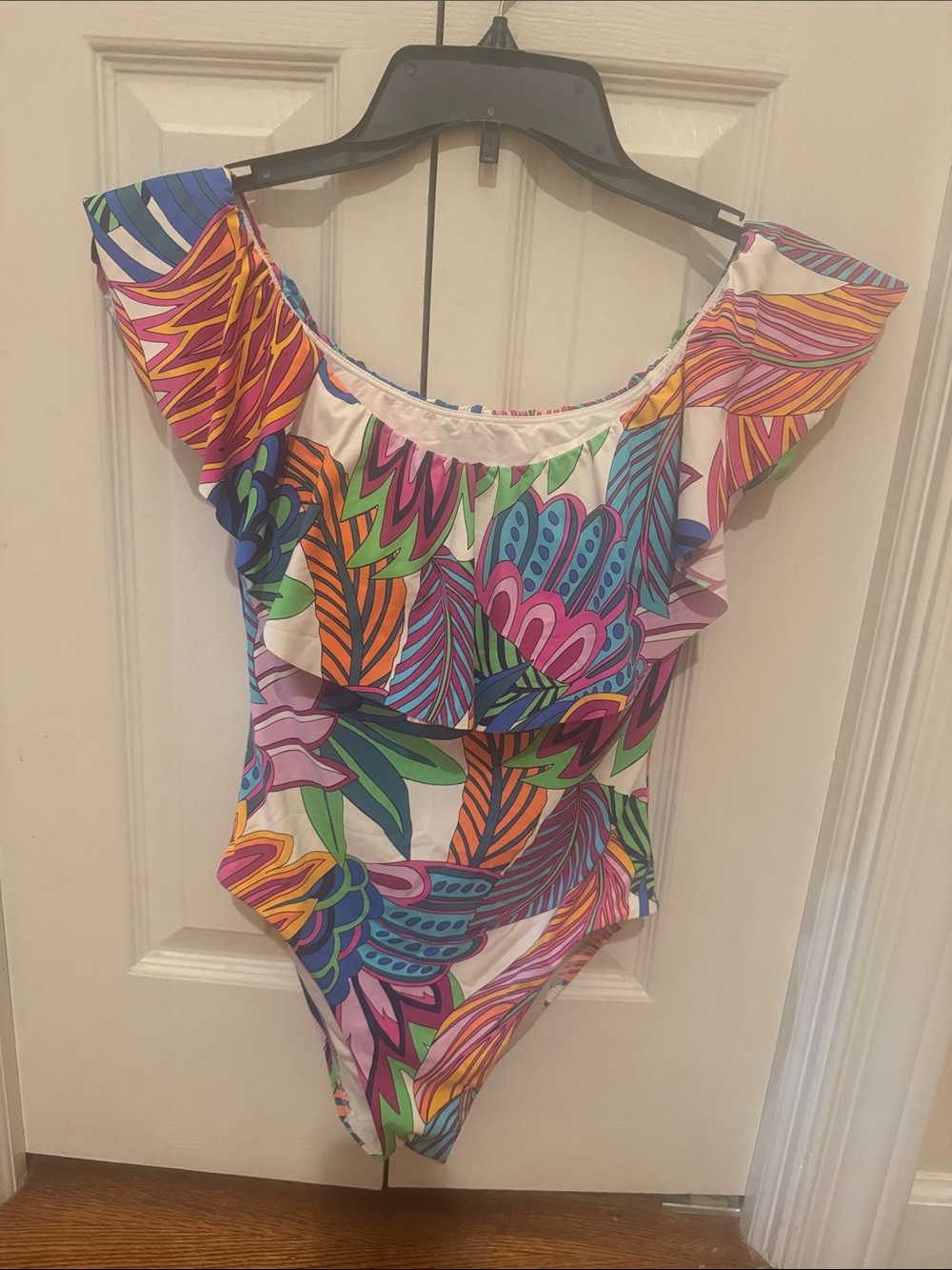 Trina Turk Colorful Tropical Ruffle One-Piece Swimsuit Sz 6 in great shape